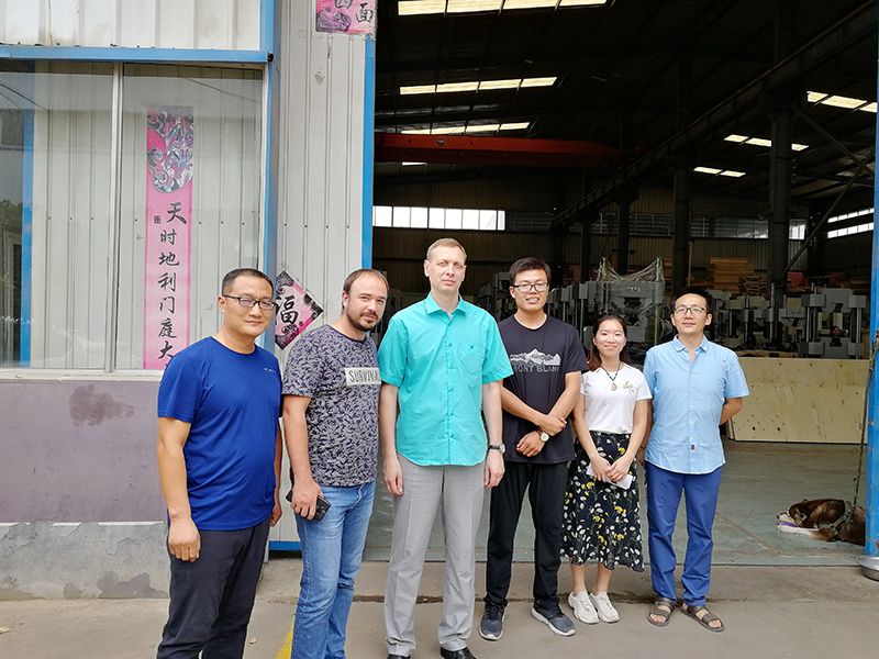 俄羅斯客戶到廠驗(yàn)收機(jī)器，獲得客戶一致好評(píng)